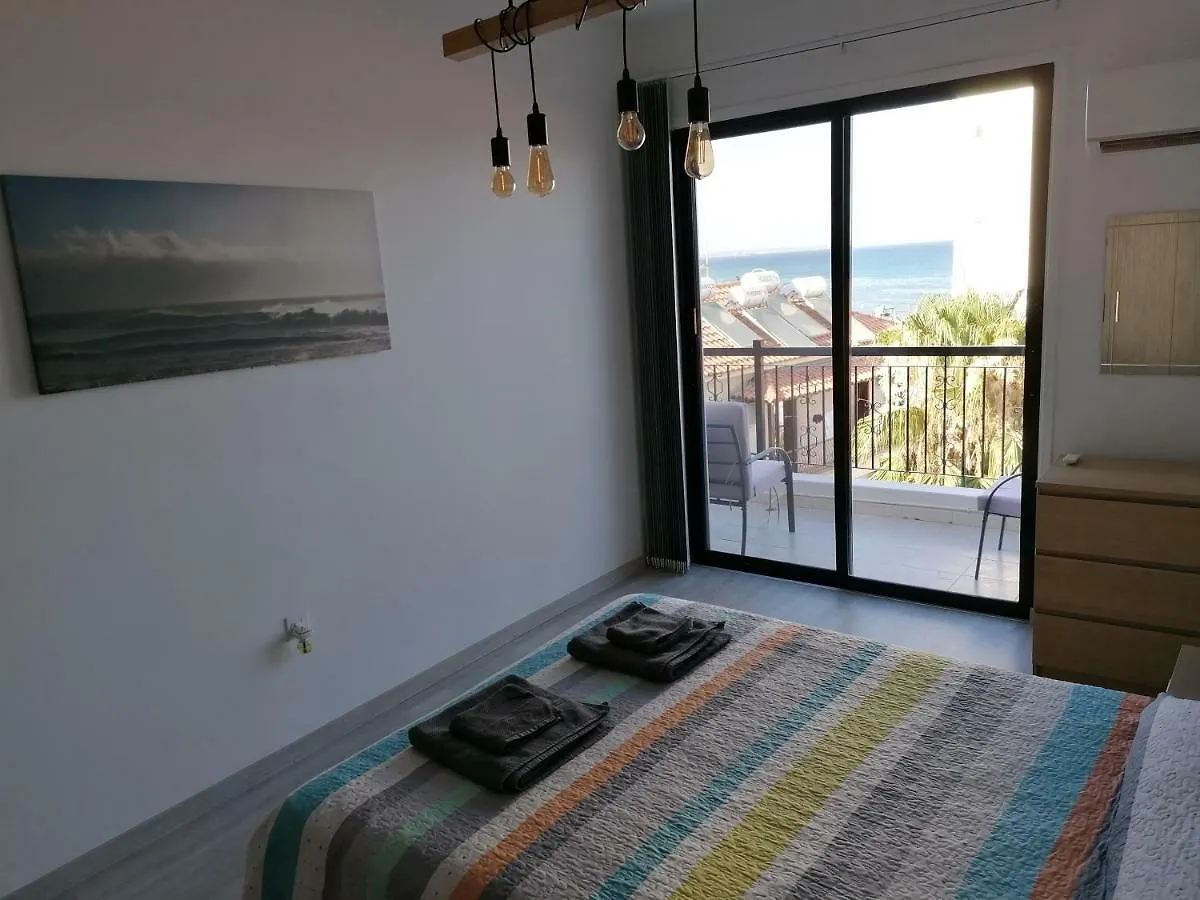 아파트 Must Stay - Finikoudes Seaview 라르나카